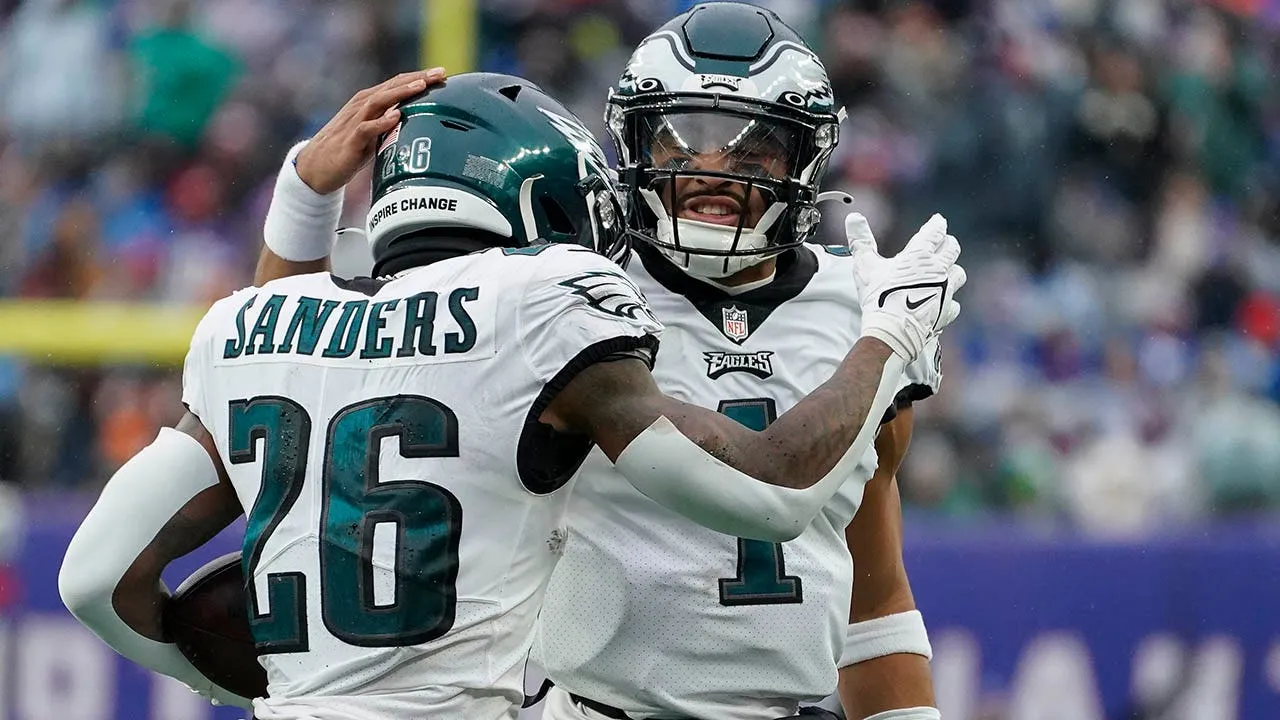 Jalen Hurts của Eagles đã làm được điều mà chưa một QB nào khác làm được trước đây khi đội giành được suất tham dự vòng loại trực tiếp