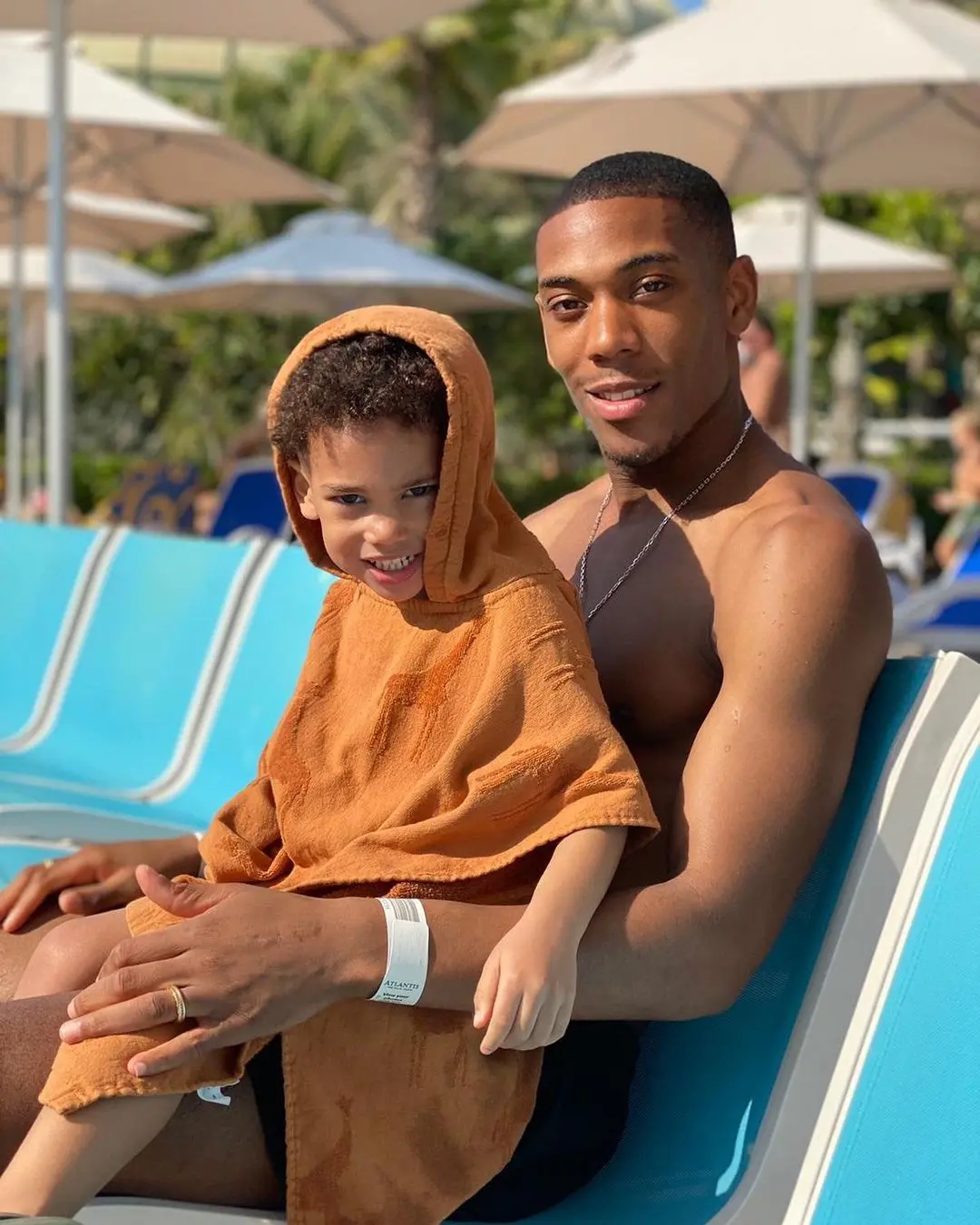 Heartfelt Moments: Anthony Martial Enjoys Quality Time With His Children At Holkham Beach.Tđ