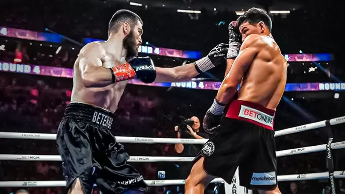 “¡Bivol Ha Terminado!” Artur Beterbiev Derrota A Dmitry Bivol Con Un Nocaut En El Octavo Asalto Después De Golpes Devastadores Desde El Principio, El Luchador Necesita Atención Médica Y Enfrenta Una Pérdida De 35 Millones De Dólares