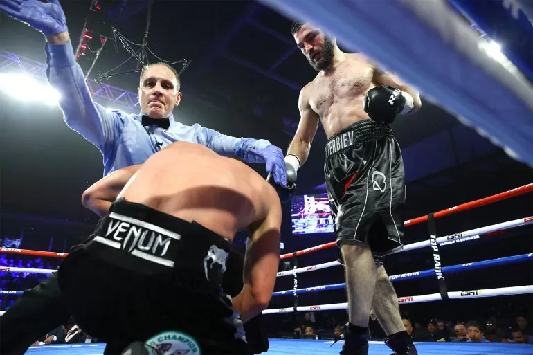 “¡Bivol Ha Terminado!” Artur Beterbiev Derrota A Dmitry Bivol Con Un Nocaut En El Octavo Asalto Después De Golpes Devastadores Desde El Principio, El Luchador Necesita Atención Médica Y Enfrenta Una Pérdida De 35 Millones De Dólares