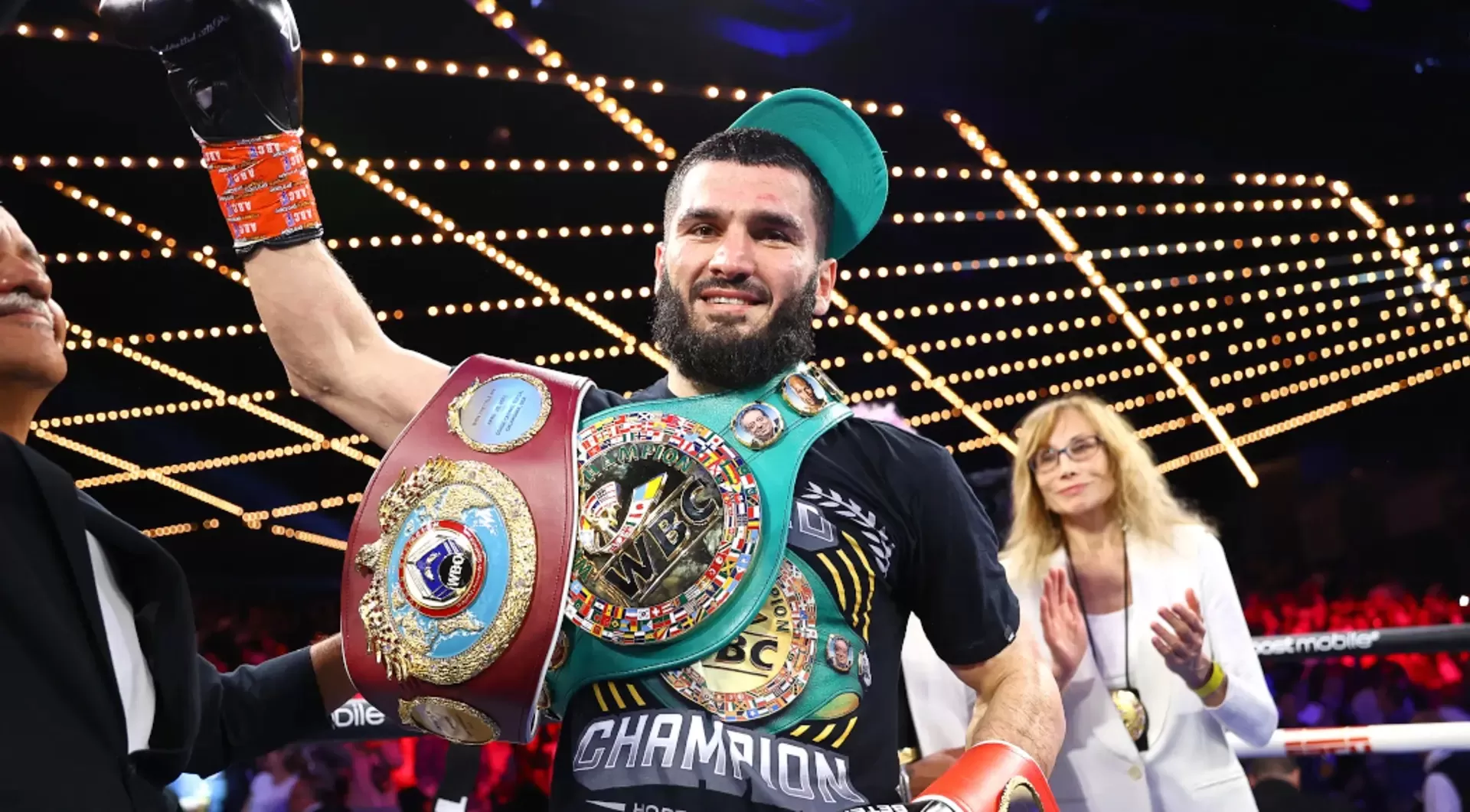 “¡Bivol Ha Terminado!” Artur Beterbiev Derrota A Dmitry Bivol Con Un Nocaut En El Octavo Asalto Después De Golpes Devastadores Desde El Principio, El Luchador Necesita Atención Médica Y Enfrenta Una Pérdida De 35 Millones De Dólares