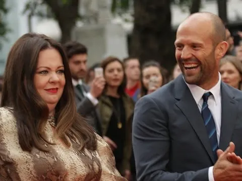 Jason Statham Has Melissa McCarthy in Stitches - YouTube