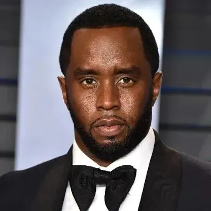 Many Theories Say That The Person In Jail Is Not Diddy, He Played With Too Many Things And Got Depressed Or He Is A Stunt Double Because This Guy Also Has A Secret Power Behind Him. Notice The Left Side &Lt;—– (In This Direction). He Has A Mole But The Photo When He Was Arrested Does Not Show It. Read More Important Evidence In The Comments Below👇👇