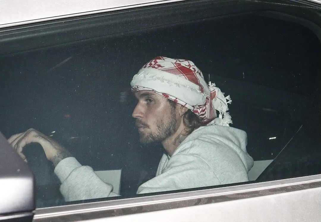 🚨Justin Bieber Was Photographed Leaving The Chateau Marmont Hotel In Los Angeles, California.🚨His Face Seemed To Say “Please Forgive Me”😳