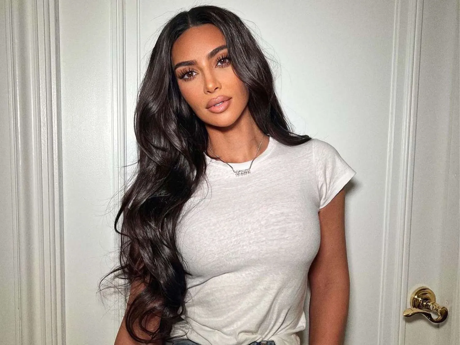 Kim Kardashian 5 ngày mới gội đầu vẫn có chiêu "giấu" tóc bết cực đỉnh