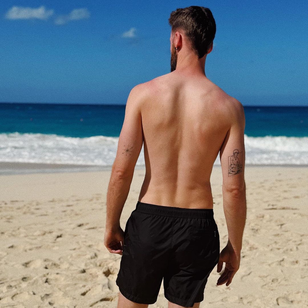 Former Man Utd Star David De Gea Enjoys Beach Day With Stunning Wag, But Gets Trolled By Ex-Red Devils Team-Mates For Sunburn.Tđ