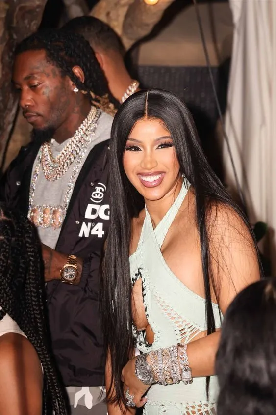 Nicki Minaj Backs Cardi B And Shades Offset Exposes Offset For Being A Leech.