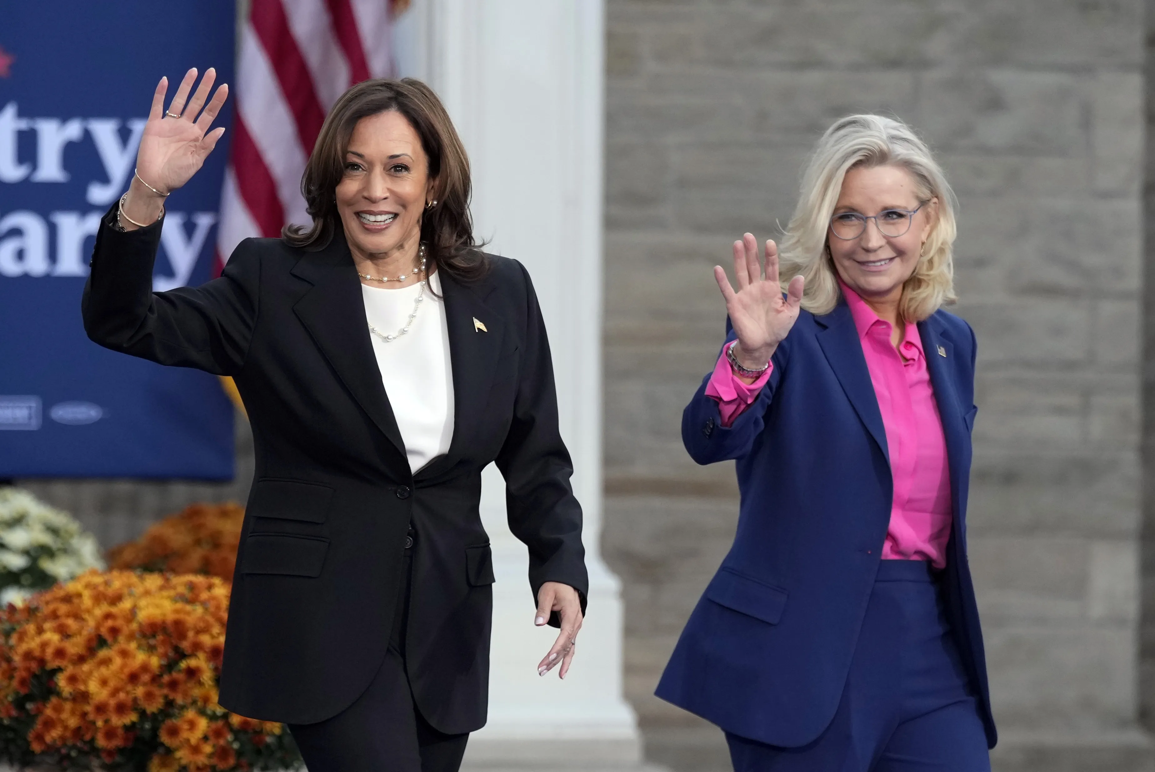 Breaking: Kamala Harris Snaps And Shouts At Liz Cheney As Voters Flee Rally Early After Being Labeled “Radical”