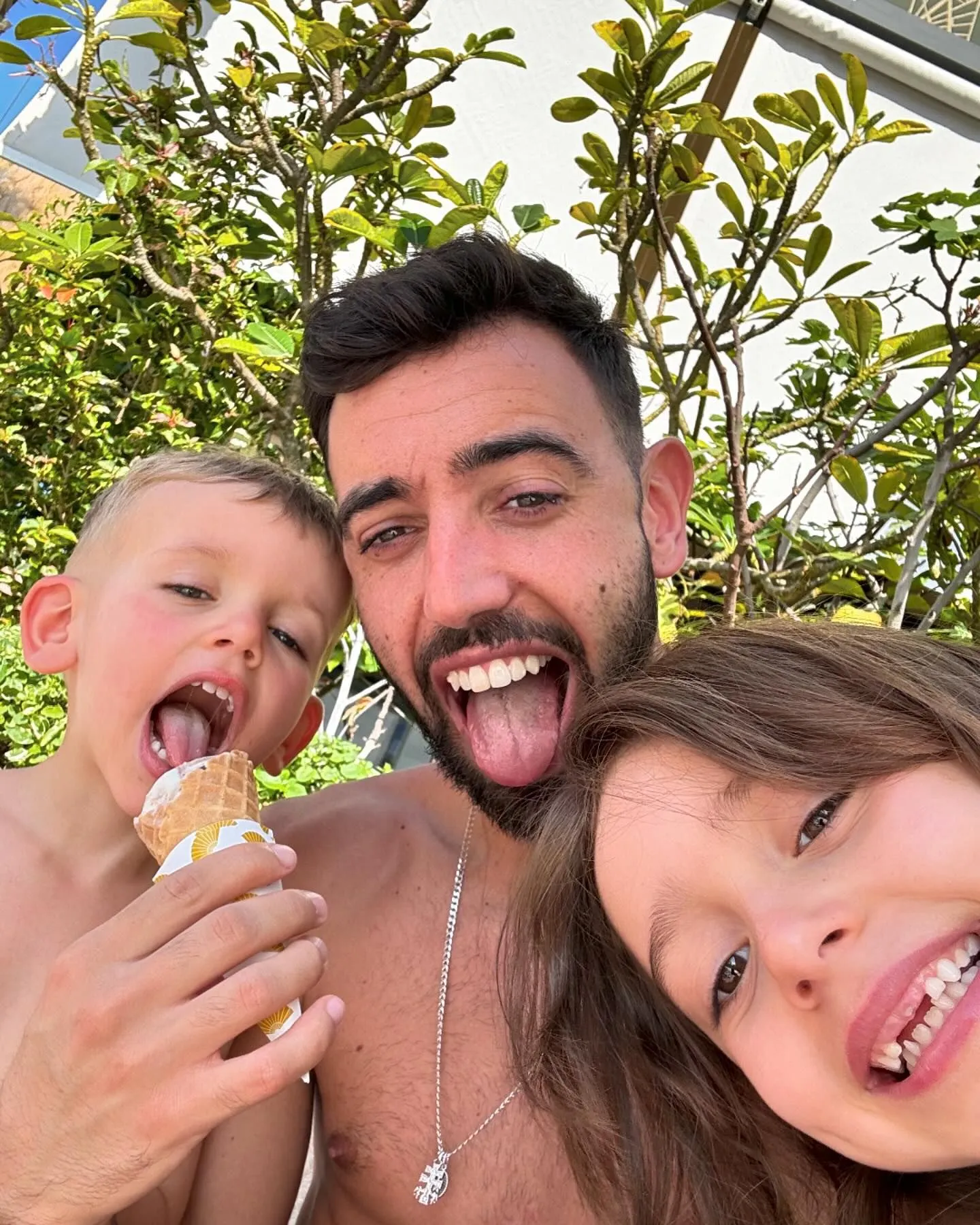 Super Daddy: Man United Captain Bruno Fernandes Enjoys Lavish Life In Dubai With His Beloved Family.Tđ