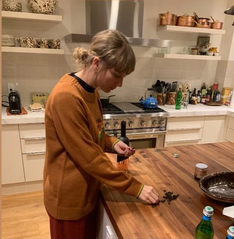 ™ Patrick Mahomes Reveals Taylor Swift Bakes With His 3-Year-Old Daughter, Sterling