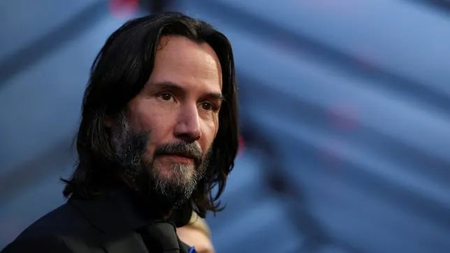 Keanu Reeves Schockt Hollywood Mit Einer Entschuldigung Und Der Leugnung Einer Verbindung Zu Dιddy: “Natürlich Bin Ich Nicht Mit Diesem Bösen Kerl Verwandt!”