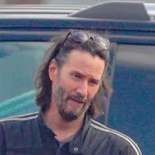 Keanu Reeves Sorprende A Hollywood Con Una Disculpa Y La Negación De Conexión Con Di∂Dy: “¡Por Supuesto Que No Estoy Relacionado Con Ese Chico Malo!”