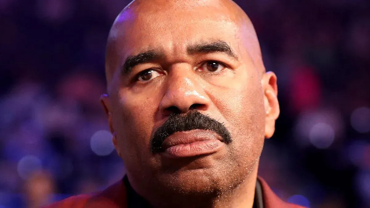 Un anuncio falso de Facebook que condujo a una estafa afirmó que Steve Harvey fue expulsado abruptamente de Family Feud y fue despedido por hacer comentarios al aire en una entrevista con Oprah Winfrey sobre un producto supuestamente hecho para tratar la disfunción eréctil llamado Canna Labs CBD Gummies.