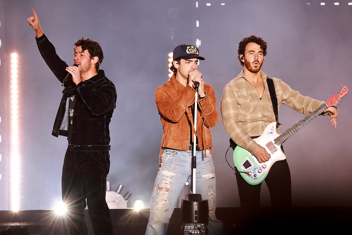 Nick Jonas, Joe Jonas y Kevin Jonas de The Jonas Brothers se presentan en el escenario durante AT&T Playoff Playlist Live