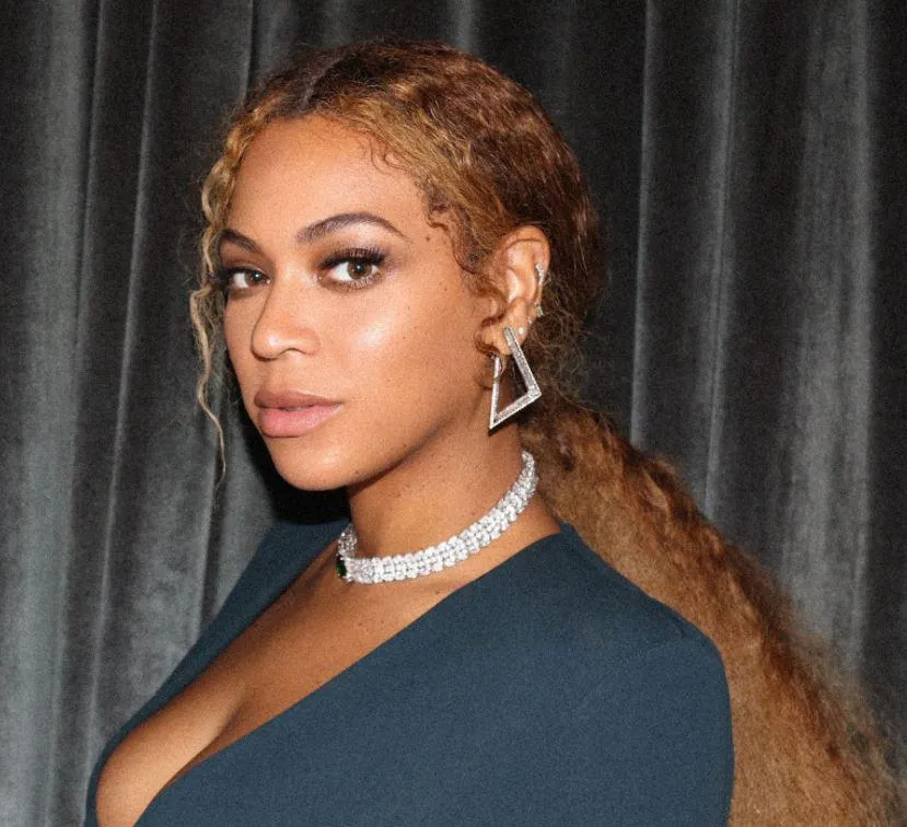 Beyoncé Stuns In A Tight Green Dress And Voluminous Curls At Serena Williams' Wedding To Alexis Ohanian