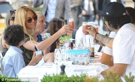 Beyoncé And Jay-Z Were Spotted Enjoying Their Fabulous Life During A Chic Lunch In Paris