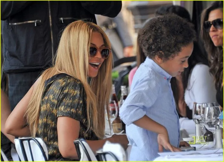 Beyoncé And Jay-Z Were Spotted Enjoying Their Fabulous Life During A Chic Lunch In Paris