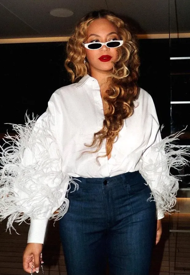 “Beyoncé Stuns In A Glamorous Outfit While Living The High Life Aboard The Flying Fox Yacht With Jay-Z”