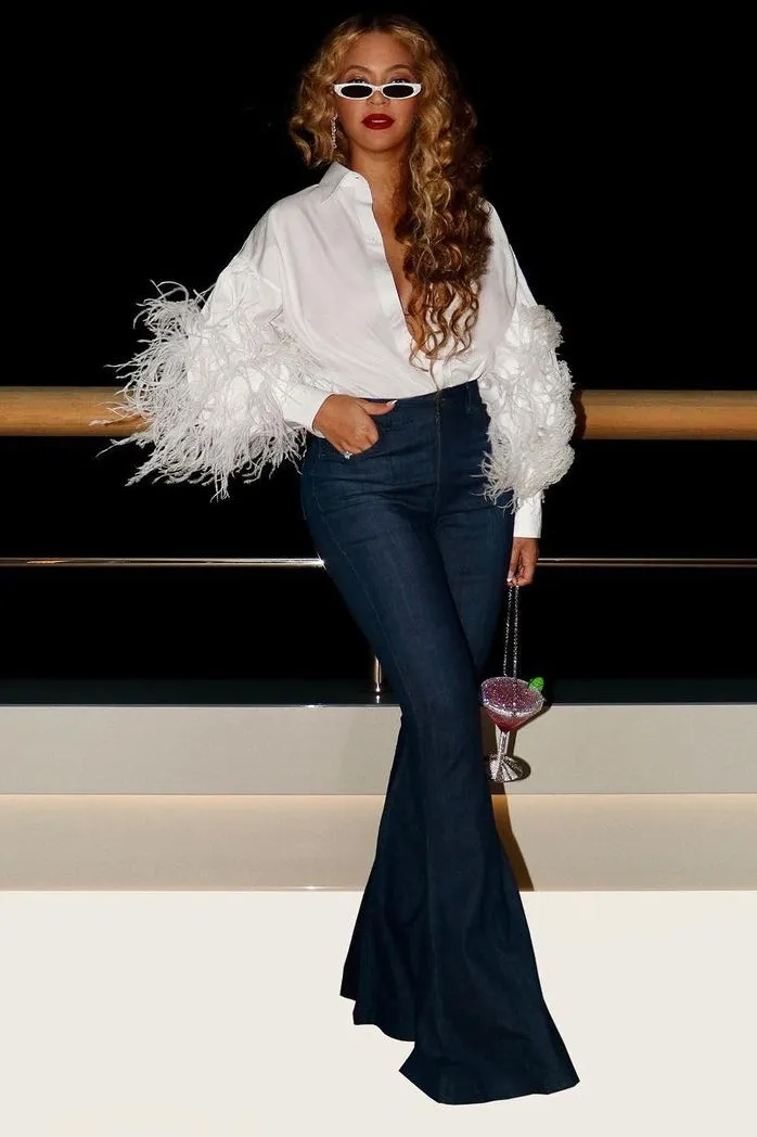 “Beyoncé Stuns In A Glamorous Outfit While Living The High Life Aboard The Flying Fox Yacht With Jay-Z”