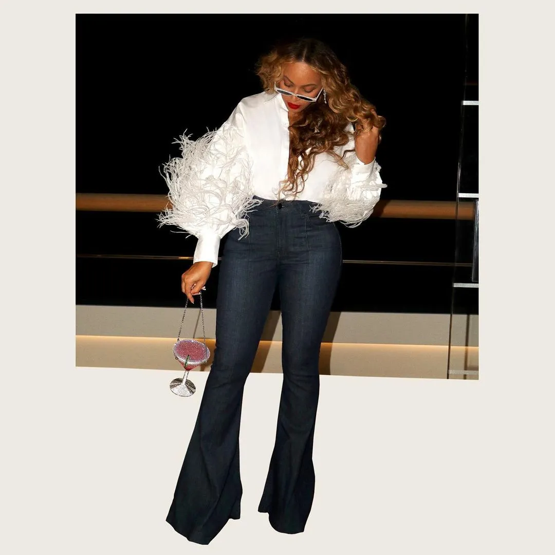 “Beyoncé Stuns In A Glamorous Outfit While Living The High Life Aboard The Flying Fox Yacht With Jay-Z”