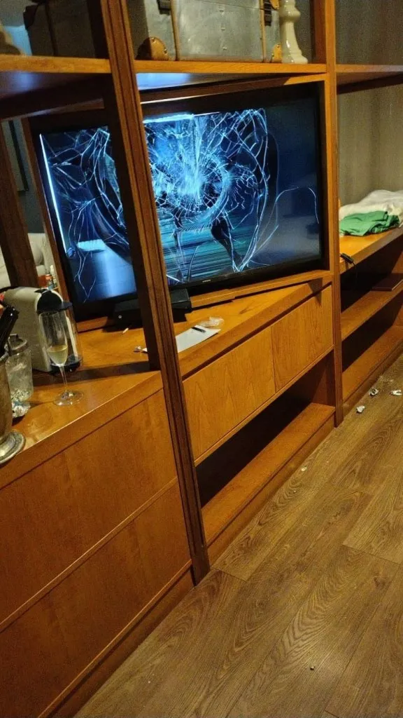 El televisor roto en la habitación de hotel de Payne.