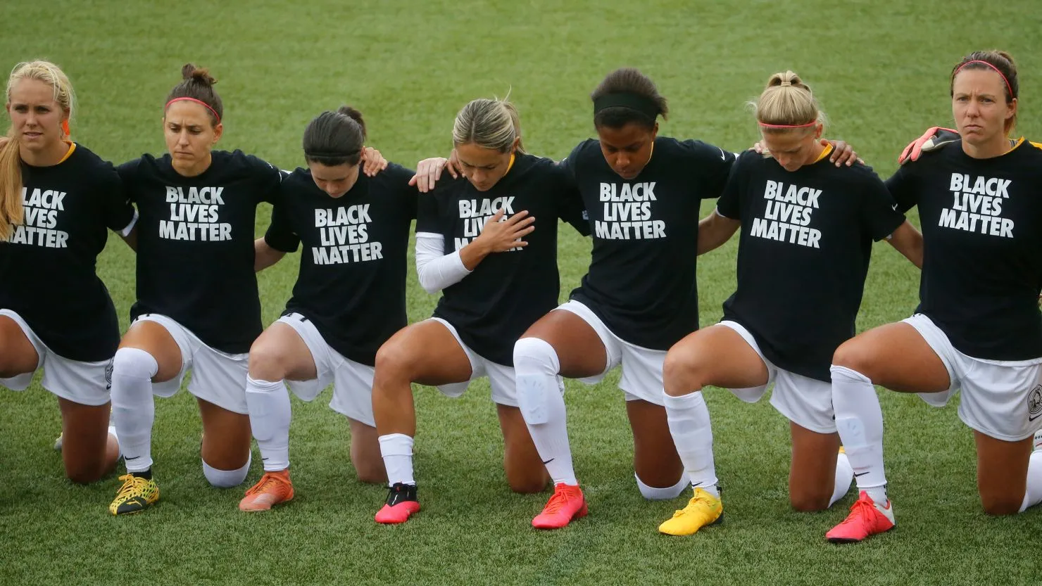 Anthem Kneelers Just Lost Theiʀ Sᴄholarships: "Knᴇe fᴏr the Flag". - News