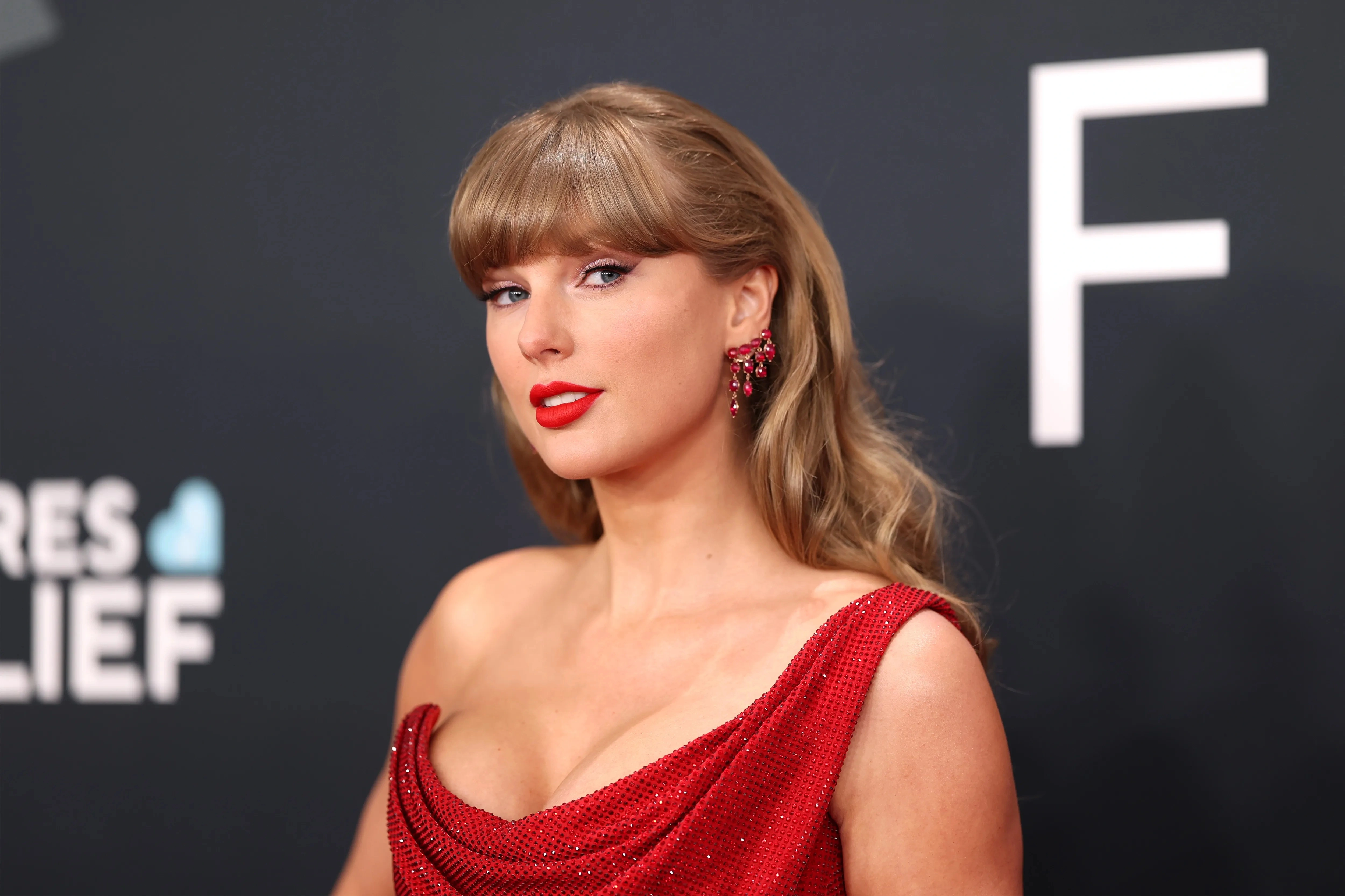 Elon Musk Surprises Hollywood With $2 Billion Investment In Anti-Taylor Swift 'Un-Woke' Media Studio! 1 Elon Musk Surprises Hollywood With $2 Billion Investment In Anti-Taylor Swift 'Un-Woke' Media Studio!