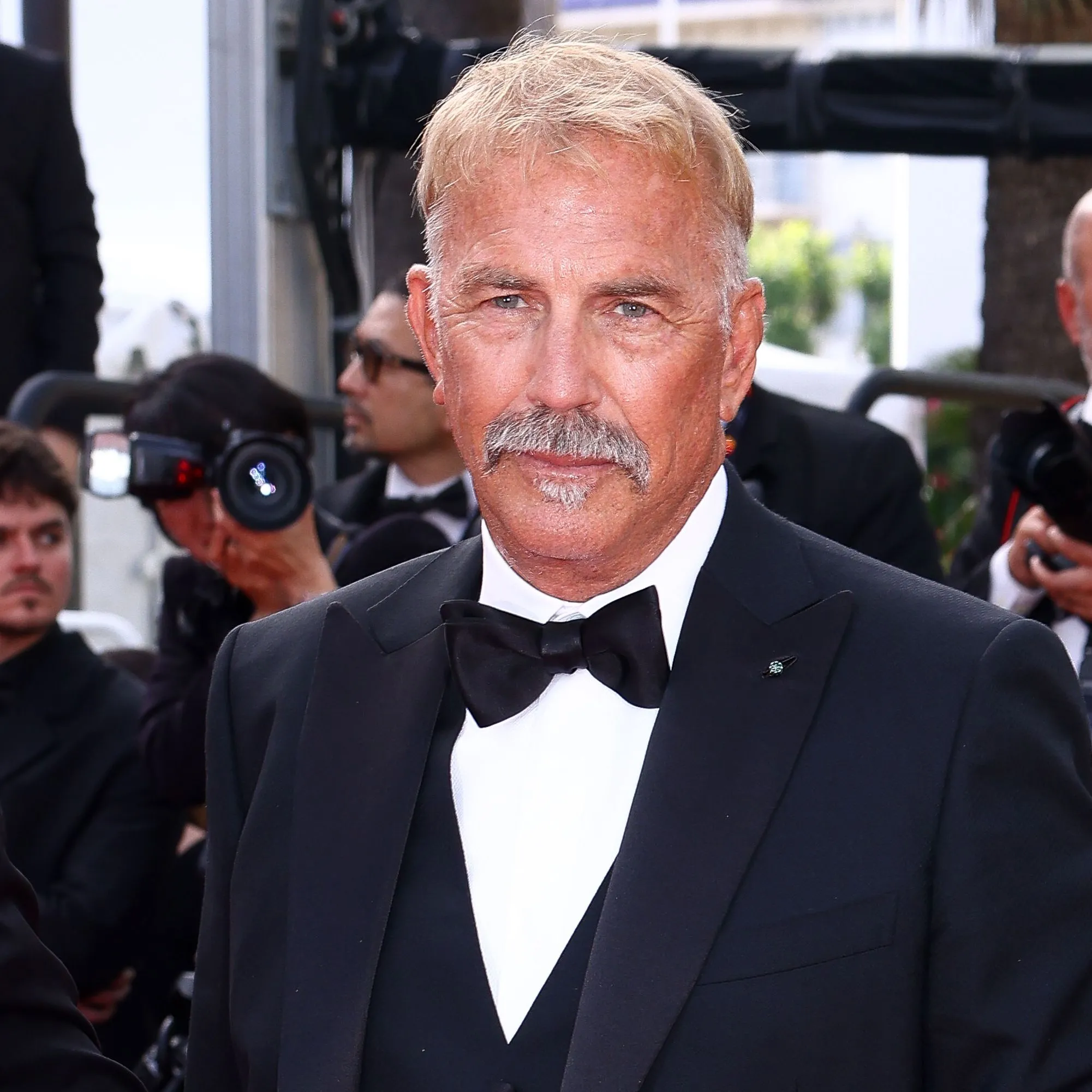 SAD NEWS: 20 minutes ago local time, the family of veteran actor Kevin Costner decided to announce that at the age of 70, he had...read more